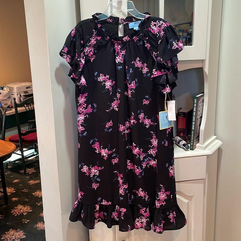 💚🆕 CeCe | Flutter Sleeve Dress Size Large. Pretty Floral Print and Neckline.